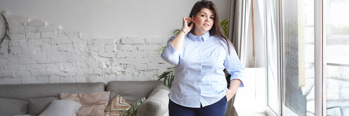 Dame in hellblauer Bluse