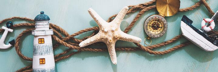 Maritime Dekoration mit Leuchtturm, Seestern und Fischerboot