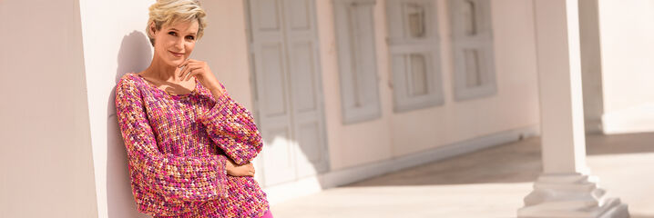 Dame in rosa-gemustertem Pullover