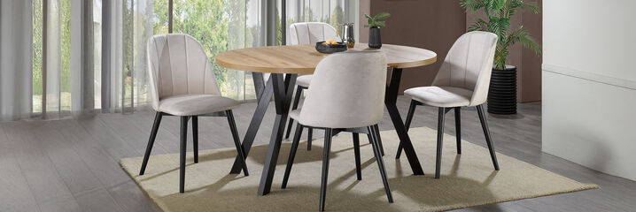 Essbereich: Holztisch mit vier beigen Essst&uuml;hlen