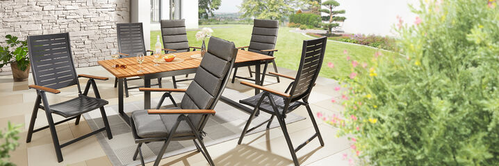 Gartenm&ouml;bel: Holztisch und 6 schwarze Gartenst&uuml;hle