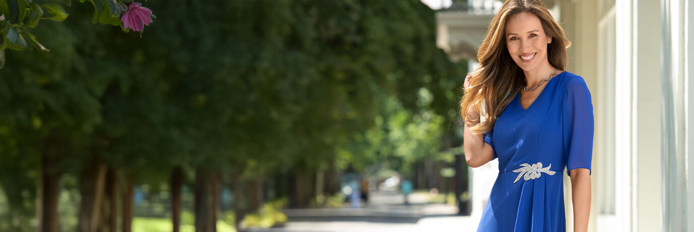 Dame in blauem Kleid