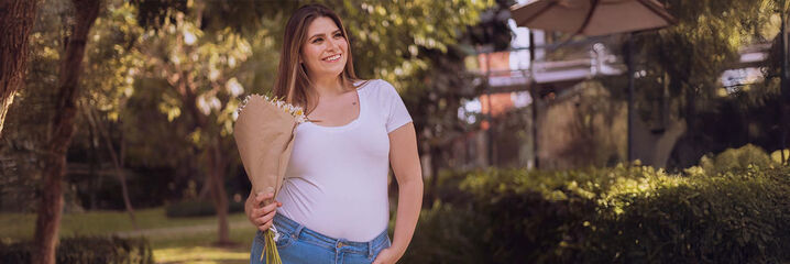 Dame in wei&szlig;em T-Shirt und Jeans
