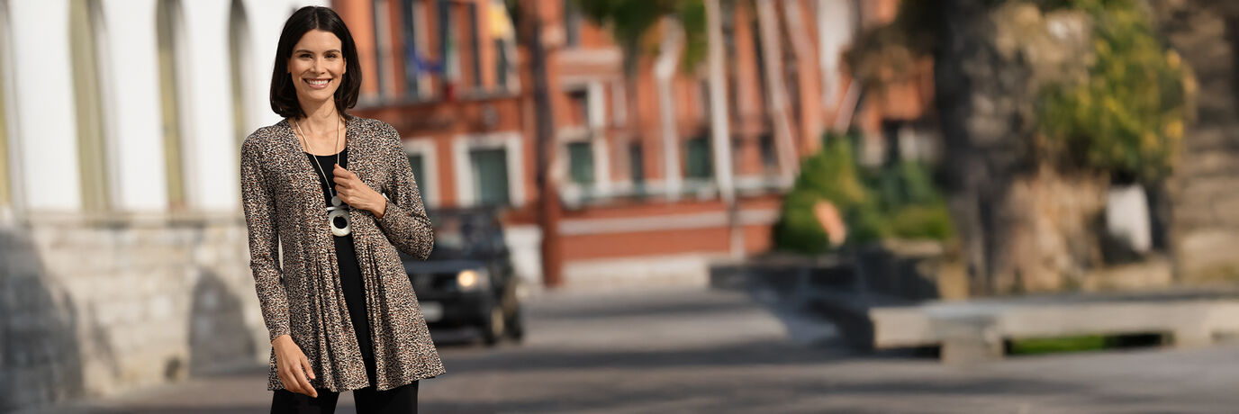 Dame in einer Jacke in Animalprint