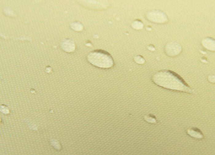 Rei&szlig;feste, witterungsbest&auml;ndige und atmungsaktive Schutzh&uuml;llen 