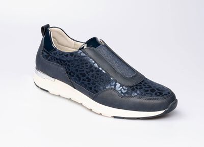 Modischer Stretch-Sneaker im Leo-Look 