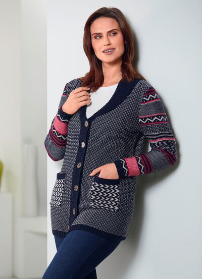 Strickjacke im Mustermix 