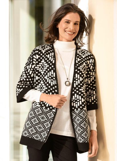Strickjacke in aufwendigem Rundummuster 