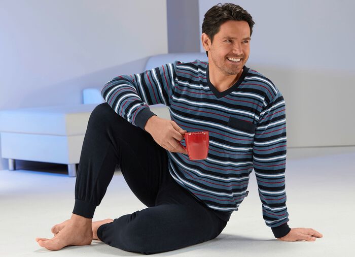 Schlafanzug aus Frottierstretch mit B&uuml;ndchenabschl&uuml;ssen, V-Ausschnitt und garngef&auml;rbtem Ringeldessin 