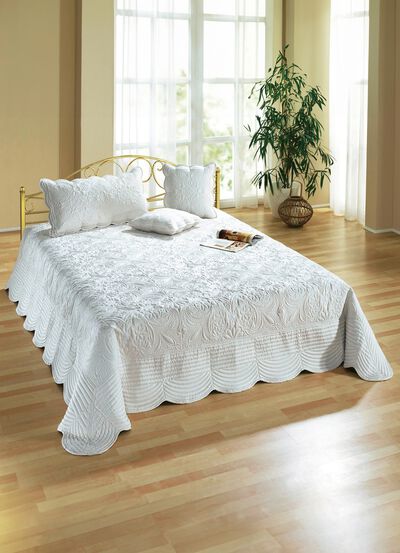 Satin Kissenbez&uuml;ge und Tagesdecken mit Stickerei 