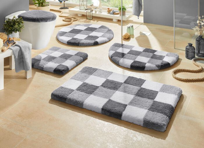 Badgarnitur mit Schachbrettmuster 