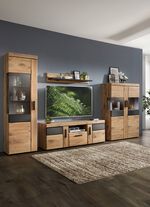 Wohnwand mit anthrazitfarbenen Elementen 