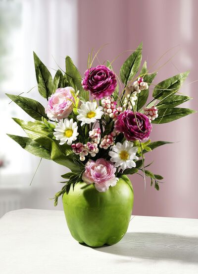 Ranunkel-Gesteck im Apfeltopf 