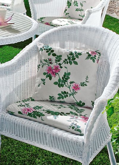 Sitz- und Zierkissen mit Bezug aus reiner Baumwolle 