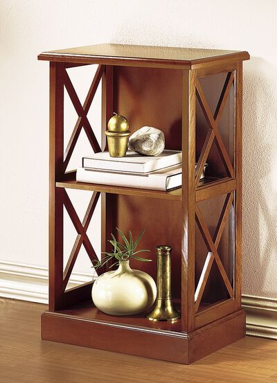 Teilmassives Regal mit dekorativen Kreuzsprossen 