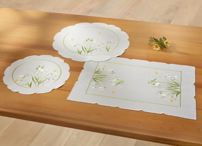 Bestickte Tisch- und Raumdekoration mit Schneegl&ouml;ckchen-Dessin 