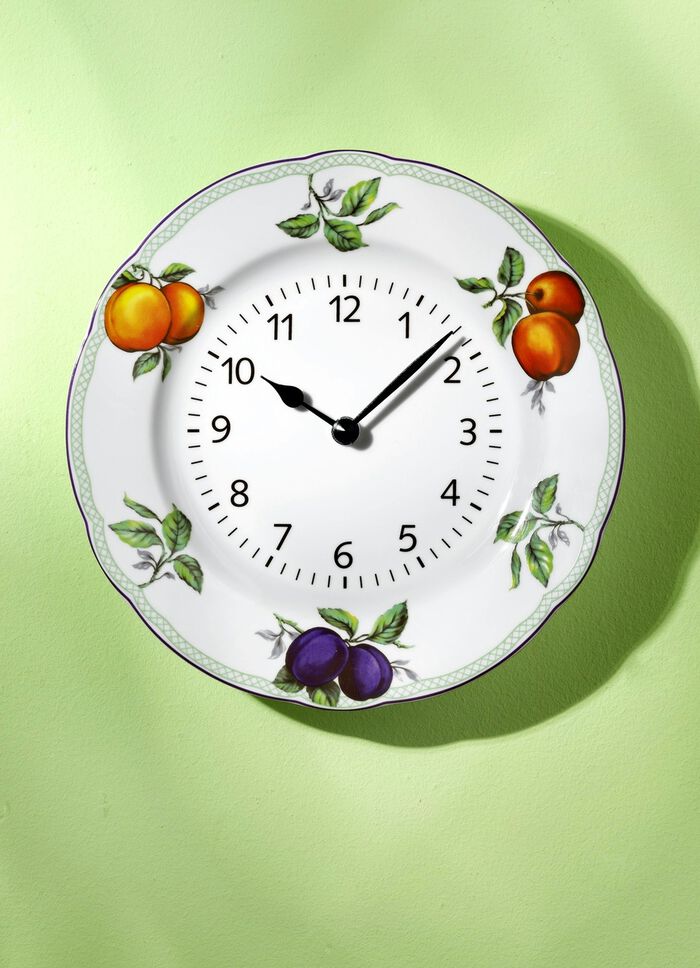 Wanduhr aus Keramik, mit Obstdekor 