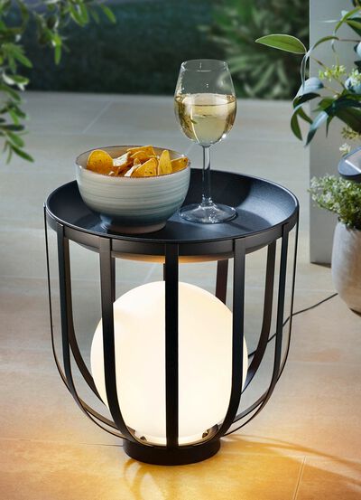Tisch mit LED-Kugel 