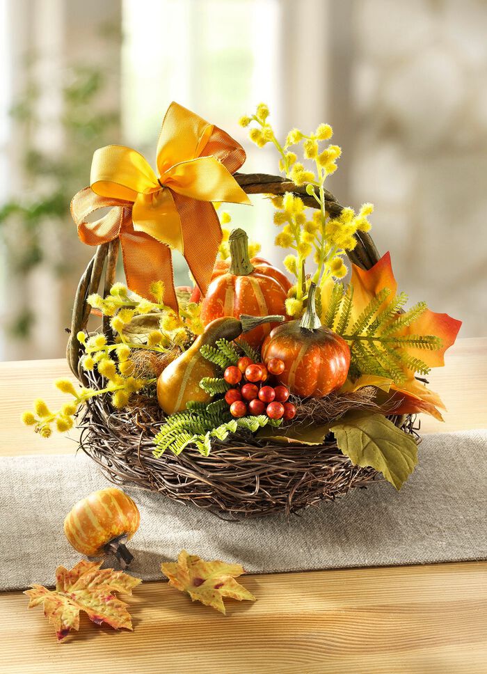 K&uuml;rbis-Gesteck im Korb aus Reisig 