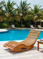 Ergonomisch geformte Schwung-Liege aus Akazienholz 