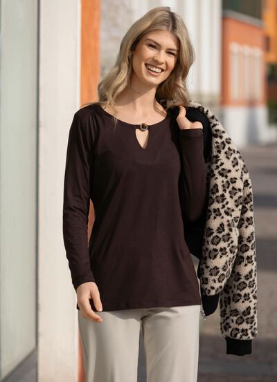 Shirt mit  Zierring am Halsausschnitt in 2 Farben 