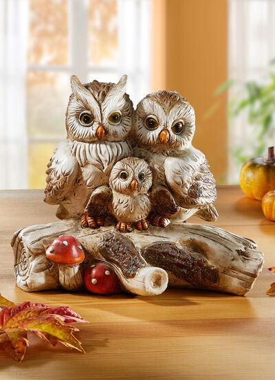 Eulenfamilie auf Baumstamm 