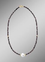 Halskette mit Perlenschimmer und Edelsteinglanz 