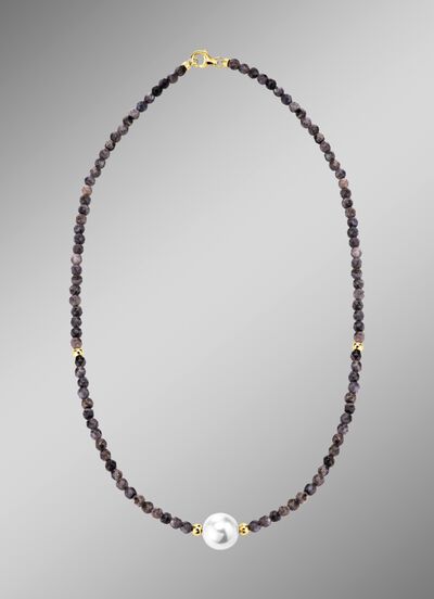 Halskette mit Perlenschimmer und Edelsteinglanz 