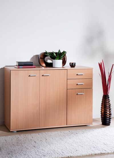 Moderne Kommodenserie mit silberfarbenen Kunststoffgriffen 