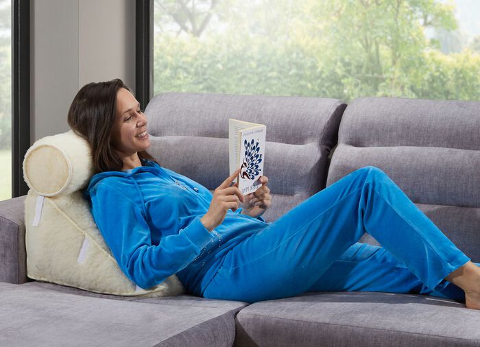 Schurwoll-R&uuml;ckenkissen mit Nackenrolle 